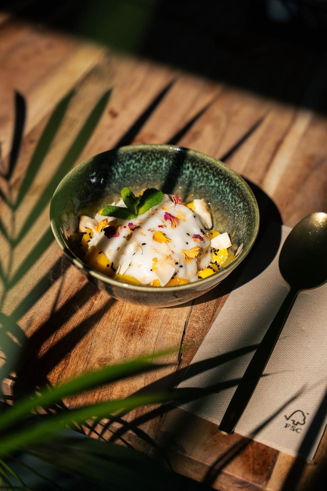 Mango Sticky Rice mit Kokos und Minze in einer Keramikschale